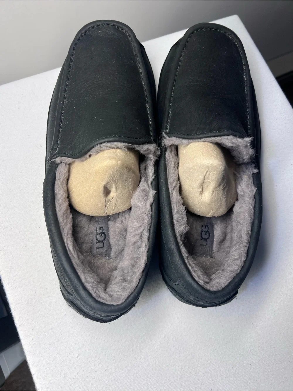 UGG Mens ascot 1101110 like new  no box Black Leather size 11 Slippers.